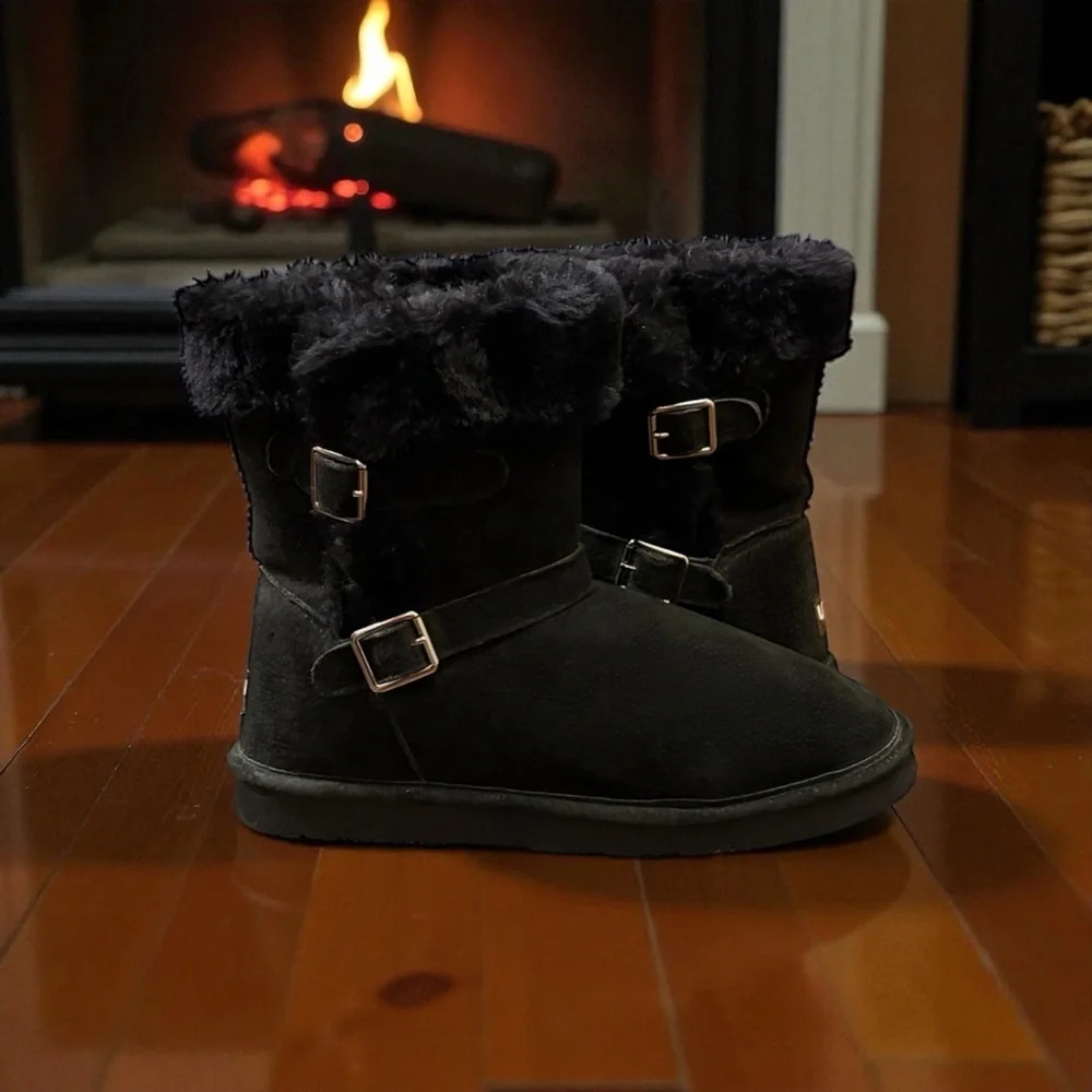 Lamo Suede Ankle Boot with Fur Lining. 25GG
